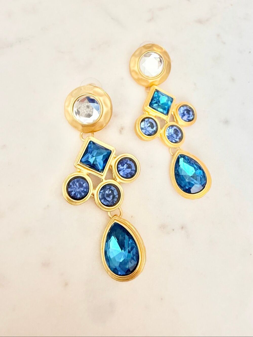 Bright blue regal style dangle sparkly earrings ￼